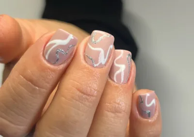 kurze Nägel mit Design