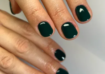 kurze Nägel dunkelgrün