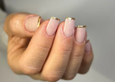 Kurze Nägel mit geradem French